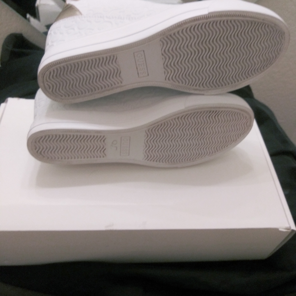 GUESS - Picture 6 of 6